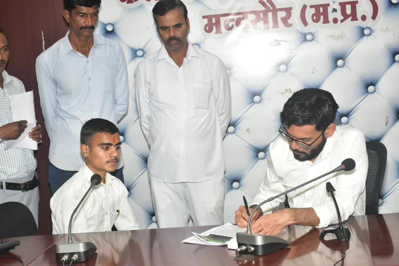 जनसुनवाई में कलेक्टर श्री दिव्यांक सिंह ने 99 आवेदकों की सुनवाई की