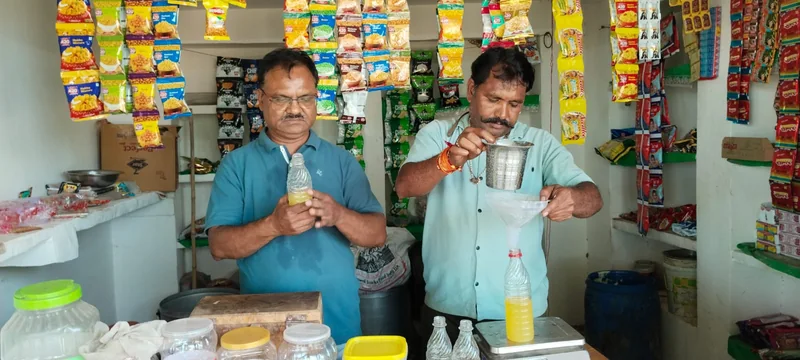 रेपिड किट से की दूध में कैमिकल की जांच, तीन डेयरियों से सैम्पल लिये