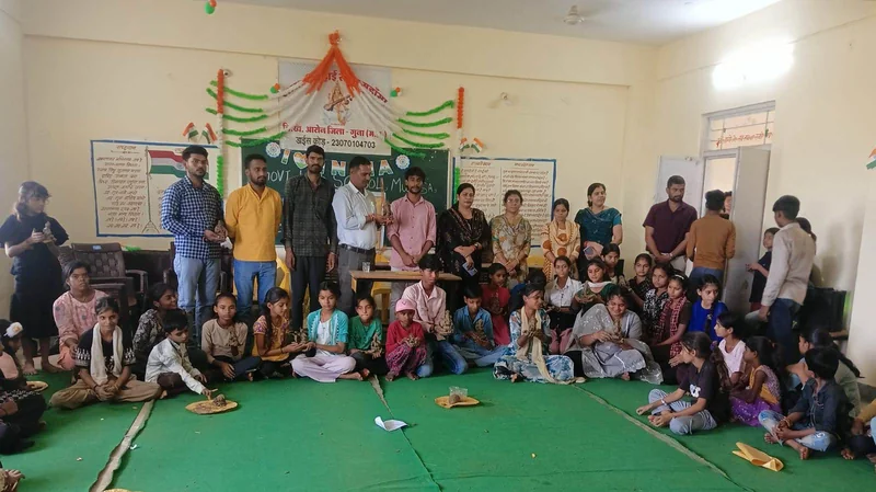 आरोन में बच्चों एवं युवाओं को सिखाया मिट्टी के गणेश बनाने का तरीका