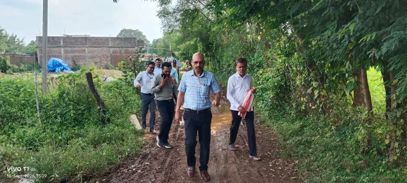 कलेक्टर ने किया ग्राम ककराई मजरा टोला सड़क का किया निरीक्षण