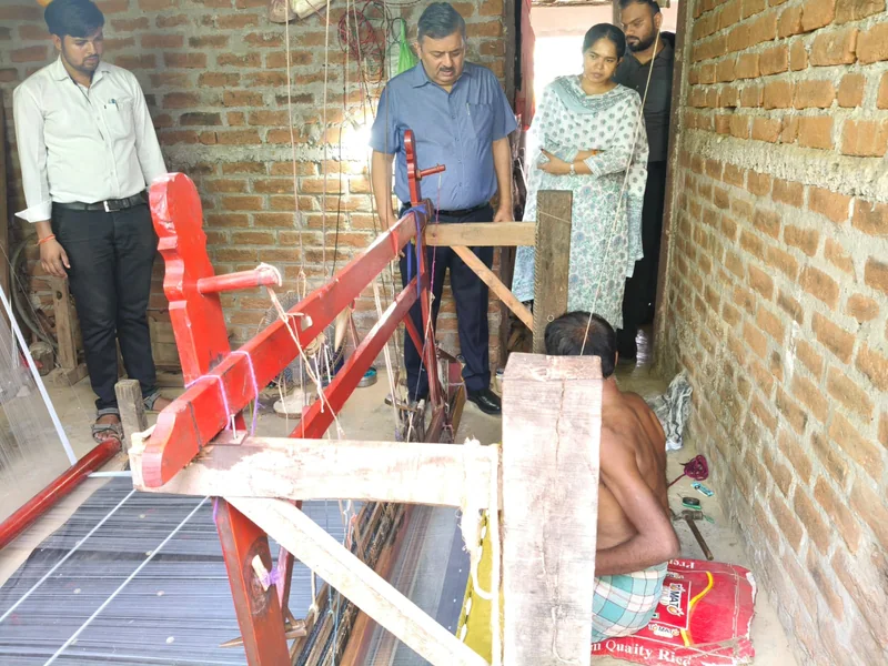 मेहंदीवाड़ा पहुंचे अतिरिक्त सचिव चौधरी, आंगनवाड़ी और स्कूल का किया निरीक्षण, बुनकरों से जानी हथकरघा कला