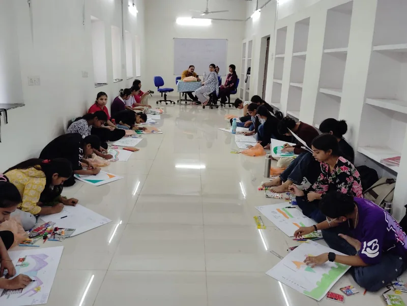 “सेवा-संकल्प अभियान”- छात्राओं ने रंगों व कूची से उकेरी "मेरे सपनों के भारत" की तस्वीर